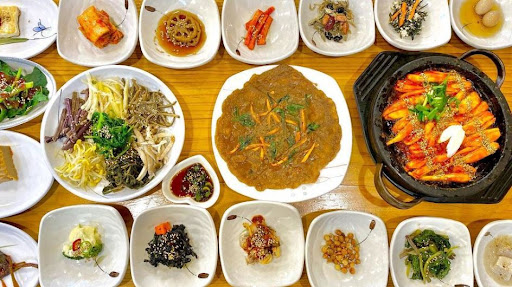 상쾌한 맛과 건강을 느낄 수 있는 '쉬어가기좋은날식당'의 산채더덕구이정식